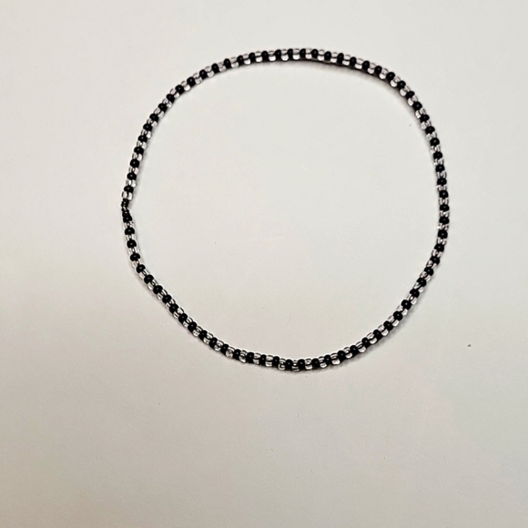 Black and clear beaded bracelet. - Picture 1 of 3